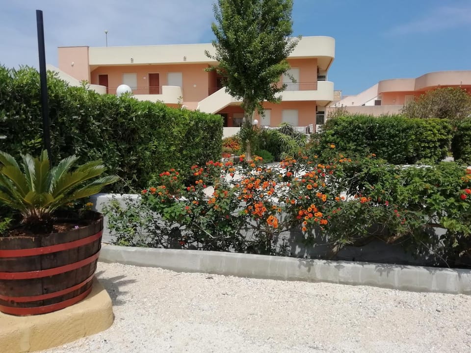Property building, Facade/entrance, Garden