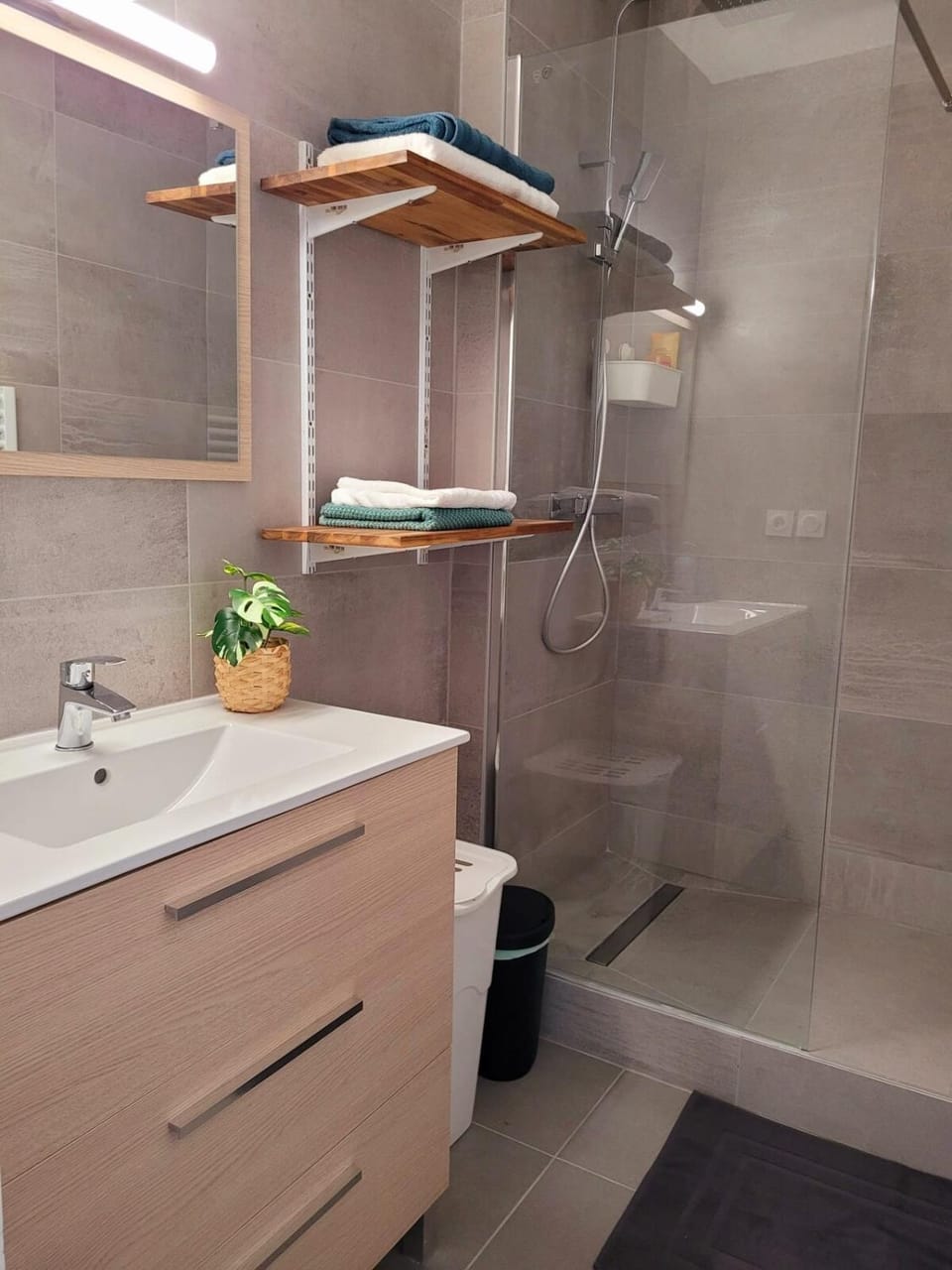 Shower, Bathroom, towels