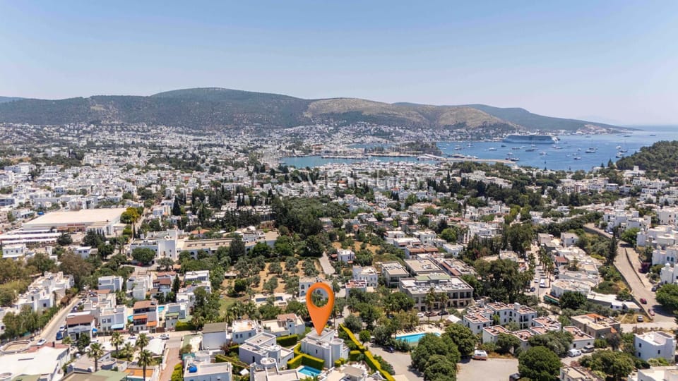 Property building, Nearby landmark, Day, Bird's eye view, City view, Sea view, Location