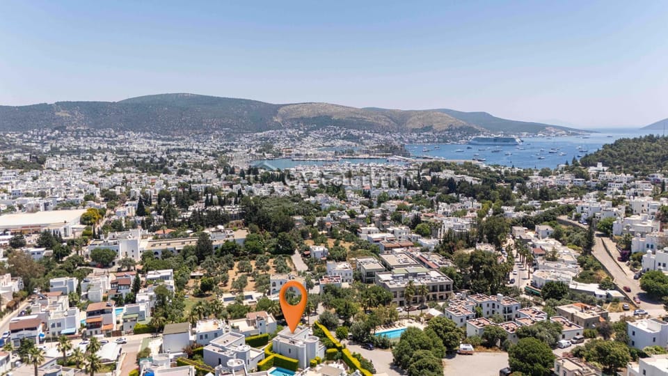 Property building, Nearby landmark, Day, Neighbourhood, Bird's eye view, City view, Sea view, Location