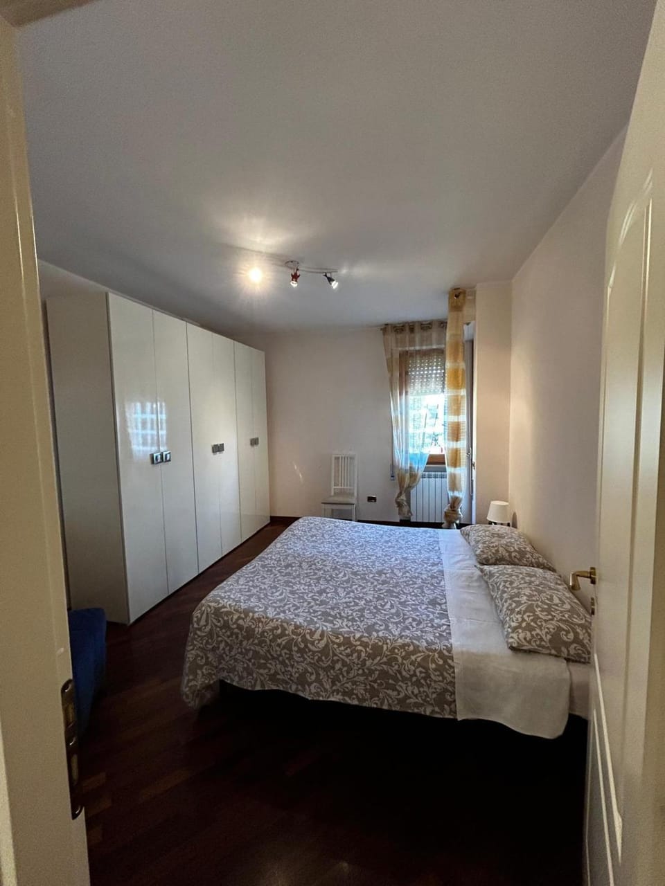 Photo of the whole room, Bedroom, wardrobe