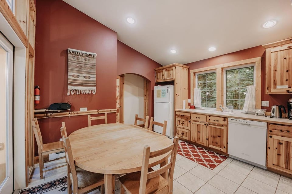Dining area, kitchen