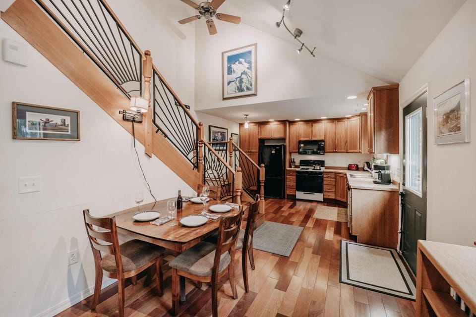 Dining area, microwave, oven