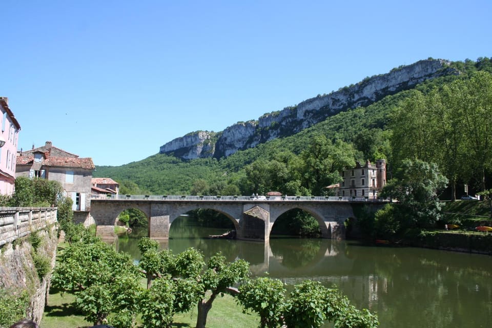 Nearby landmark, Neighbourhood, Natural landscape, Location