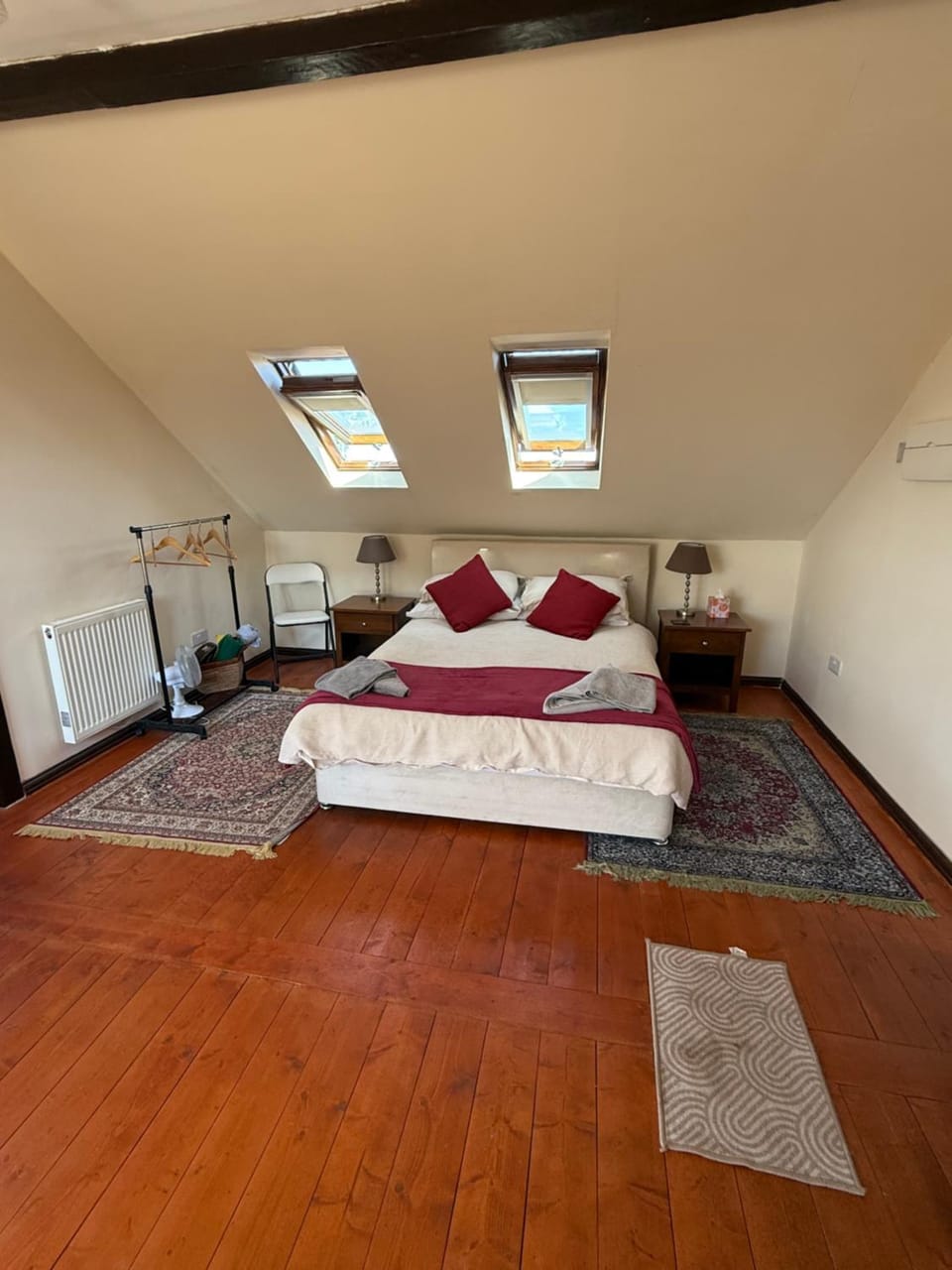 Bed, Photo of the whole room, Bedroom, internet