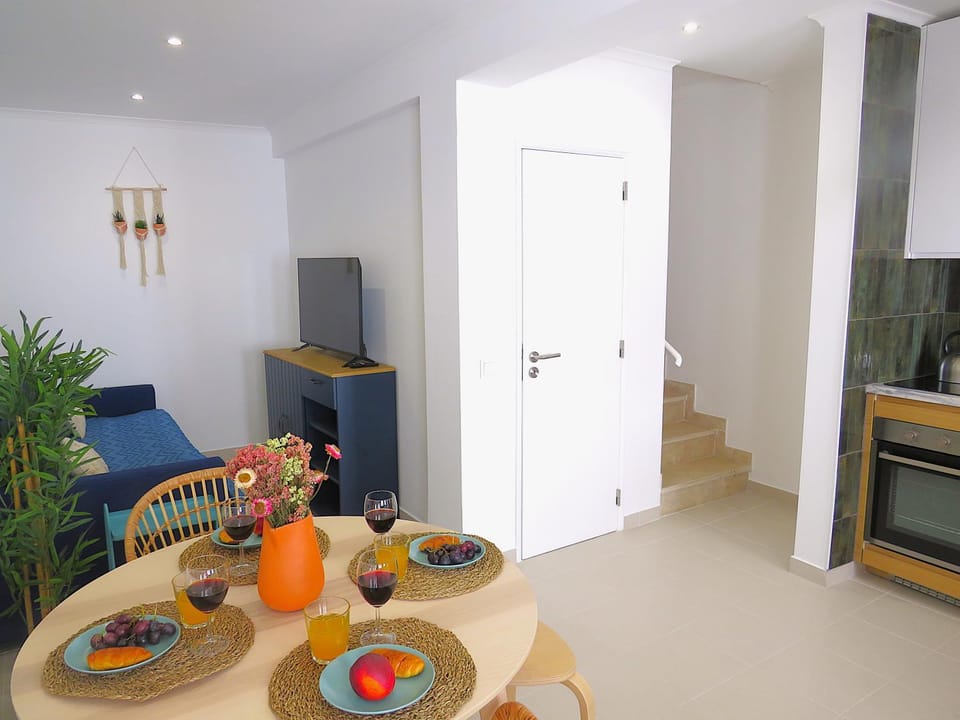 TV and multimedia, Kitchen or kitchenette, Living room, Food and drinks, Dining area