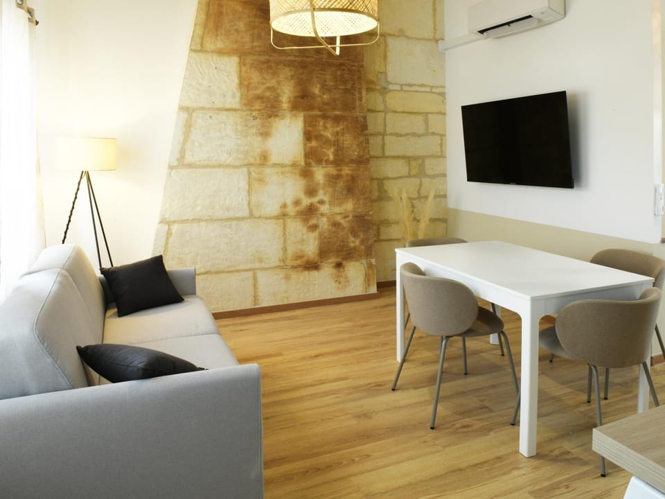 Living room, Seating area, air conditioner