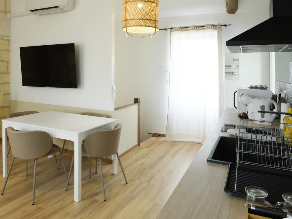 TV and multimedia, Coffee/tea facilities, Seating area, Dining area, oven, stove