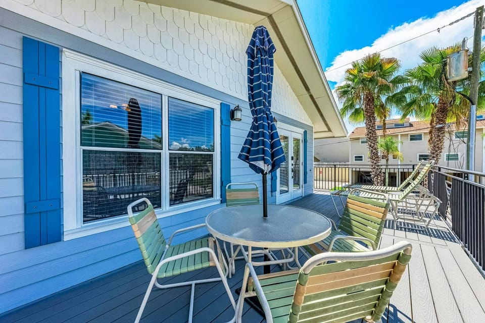 Steps to Manatee Beach, Pool, and Private Sun Deck House in Holmes Beach