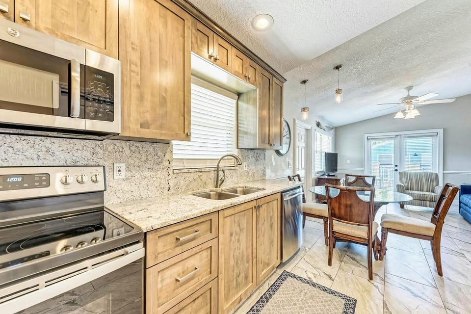 Steps to Manatee Beach, Pool, and Private Sun Deck House in Holmes Beach
