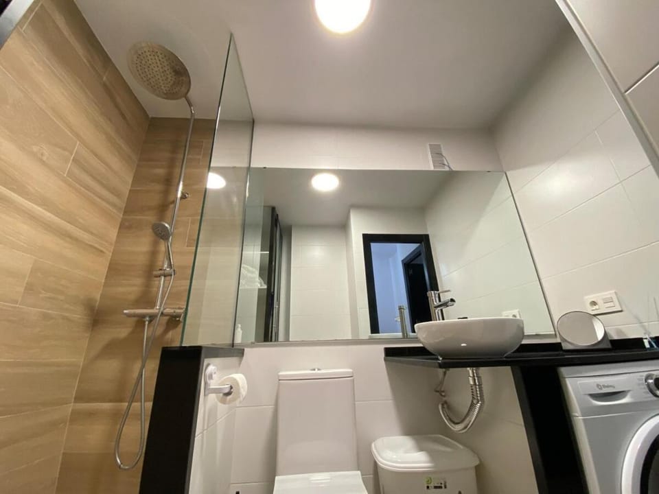 Shower, Toilet, Bathroom, towels, washing machine