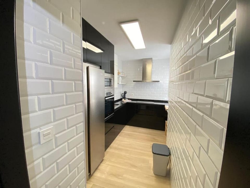 Kitchen or kitchenette, Photo of the whole room, microwave, oven, stove
