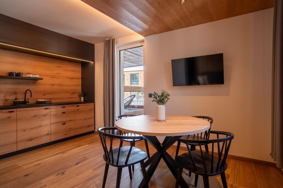 Communal lounge/ TV room, TV and multimedia, Kitchen or kitchenette, Living room, Seating area, Dining area, Evening entertainment