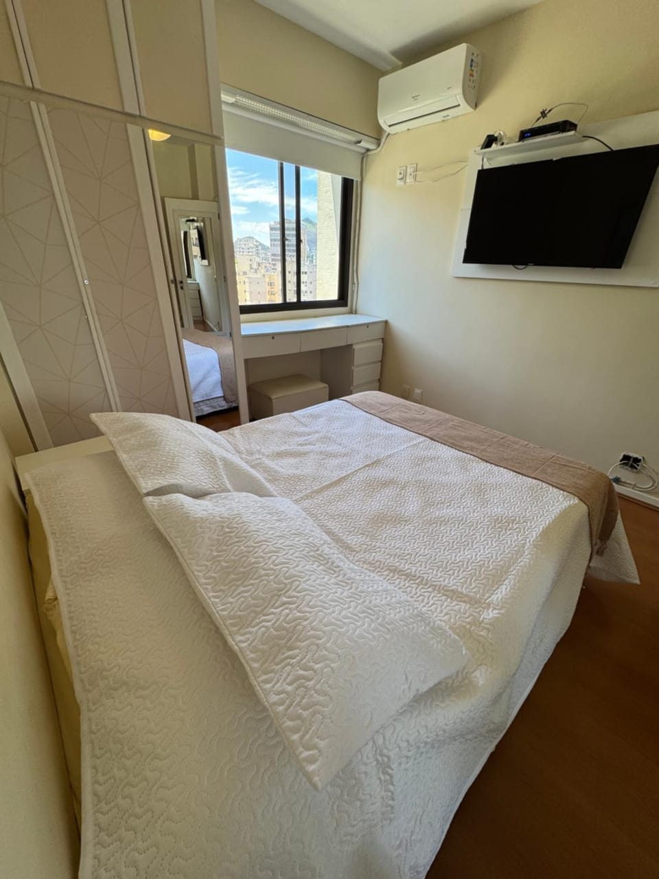 Bed, TV and multimedia, Photo of the whole room, Bedroom, air conditioner