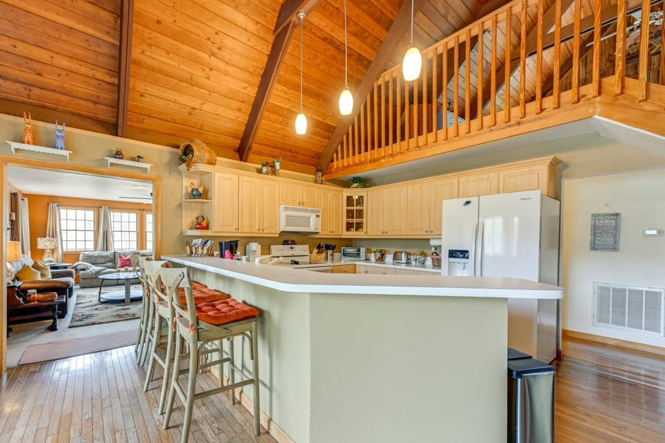 Mtn-View Home with Deck, Fire Pit and BBQ in Almond House in Stecoah