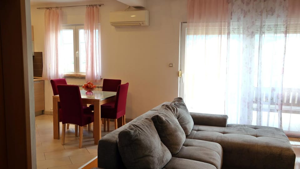 Living room, Seating area, air conditioner