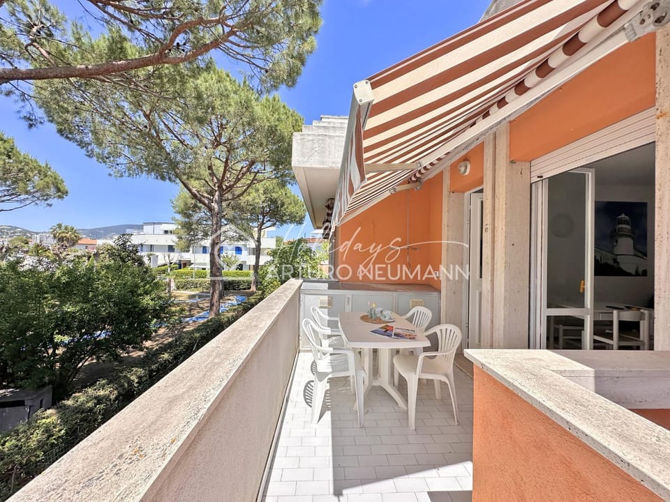 Property building, Patio, Day, Garden, View (from property/room), Balcony/Terrace, Living room, Seating area, Dining area, Garden view