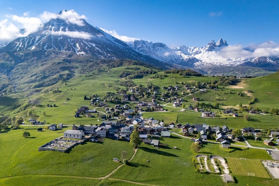 New Triplex 4 BR Near Slopes Balcony & View Apartment in Auvergne-Rhône-Alpes