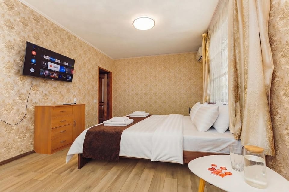 Bed, TV and multimedia, Food and drinks, Photo of the whole room, Bedroom, Food, towels