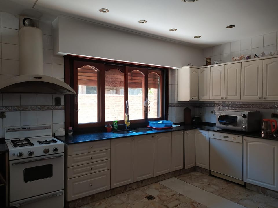 Kitchen or kitchenette, dishwasher, minibar
