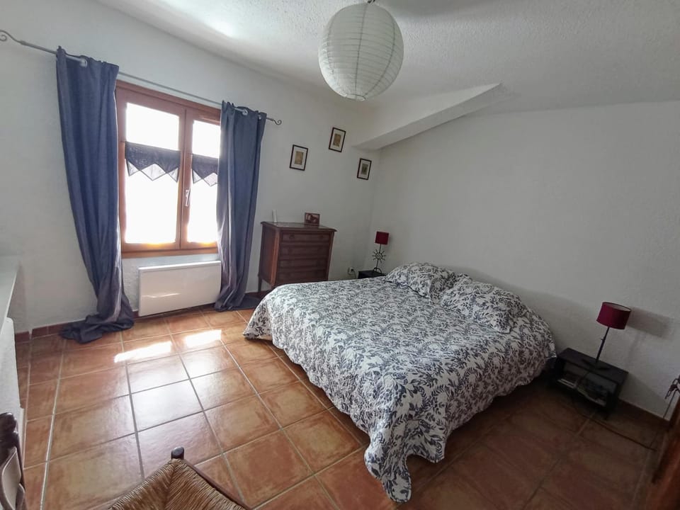 Photo of the whole room, Bedroom
