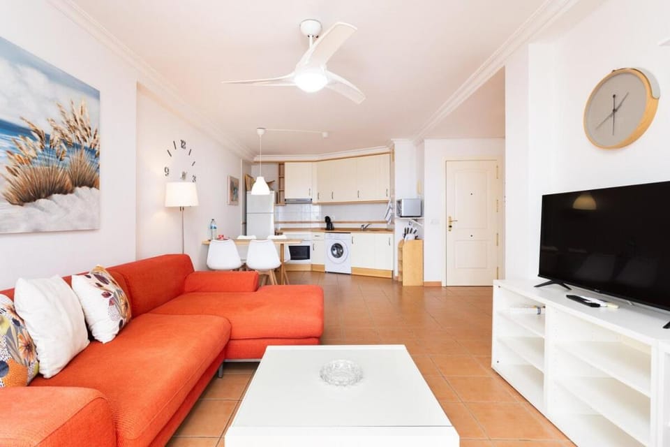 TV and multimedia, Kitchen or kitchenette, Living room, Seating area, Dining area