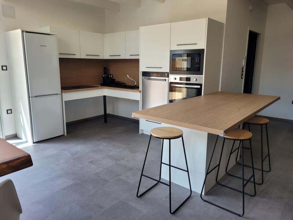 Kitchen or kitchenette, Dining area, dishwasher, oven, stove