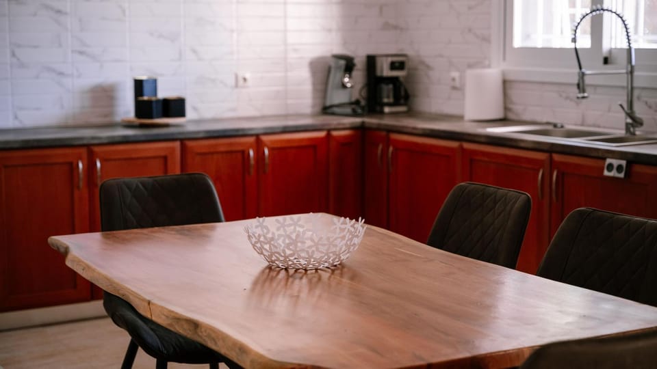 Dining area, kitchen