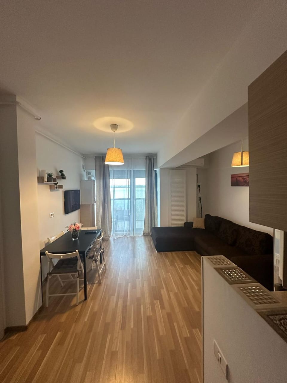 TV and multimedia, Kitchen or kitchenette, Living room, Seating area, Dining area