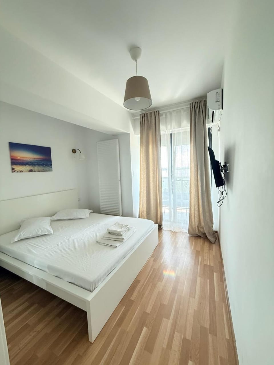 Bed, TV and multimedia, Photo of the whole room, Bedroom, towels