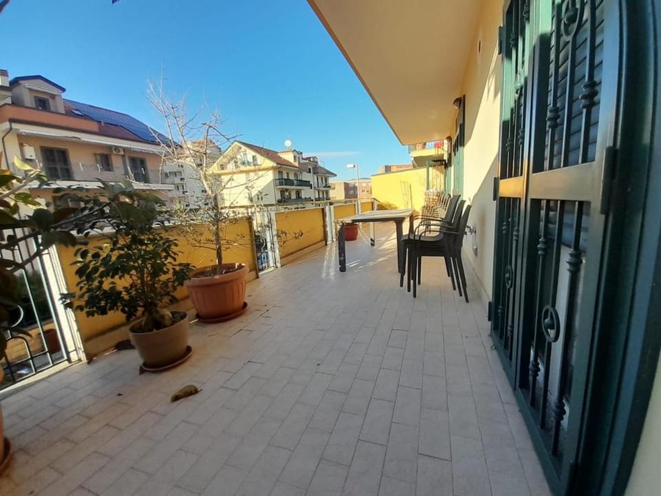 Property building, Patio, Neighbourhood, Balcony/Terrace, Street view