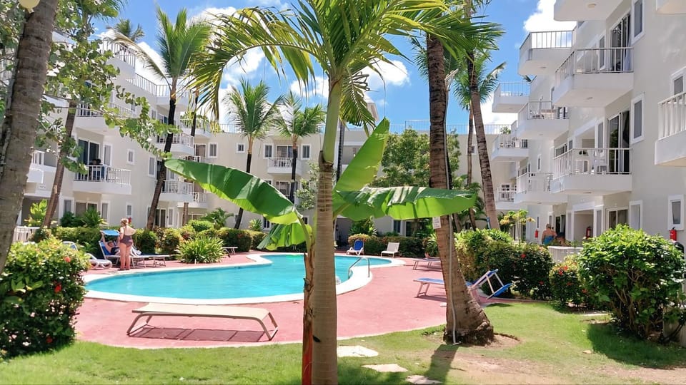 Property building, Day, Garden, Garden, Garden view, Pool view, Swimming pool, Swimming pool, sunbed