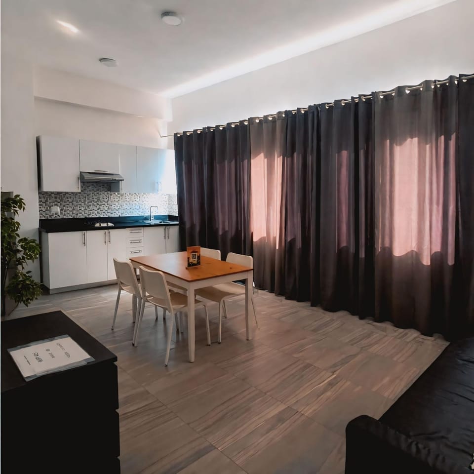 Kitchen or kitchenette, Living room, Seating area, Dining area