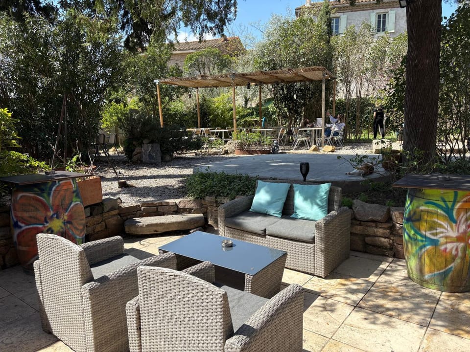 O'MAZETTE CHAMBRE ROMANTIQUE VUE JARDIN AVEC PISCINE découverte de l'Aude Bed and Breakfast in Occitanie