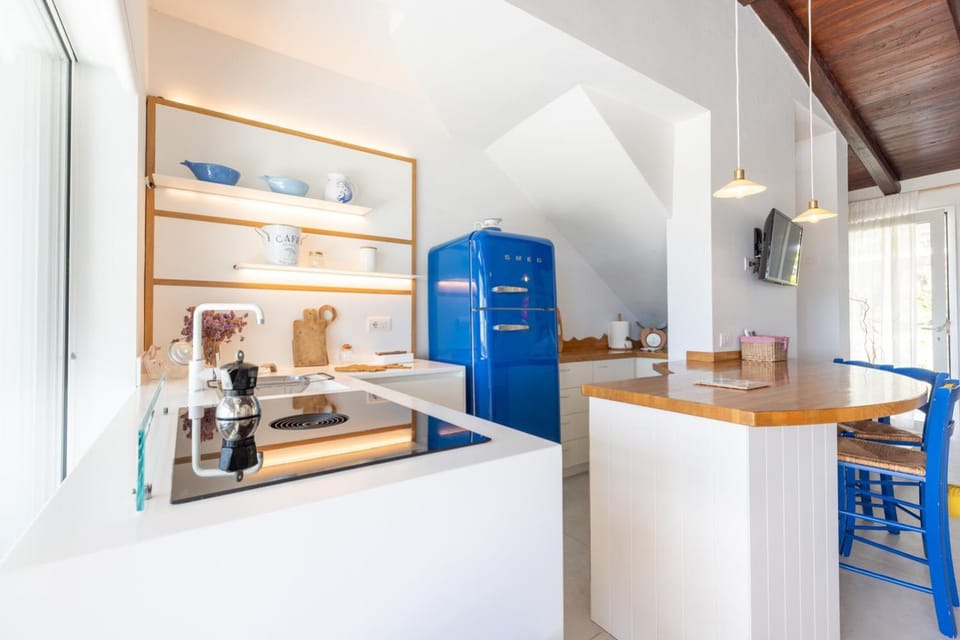 Coffee/tea facilities, Kitchen or kitchenette, stove