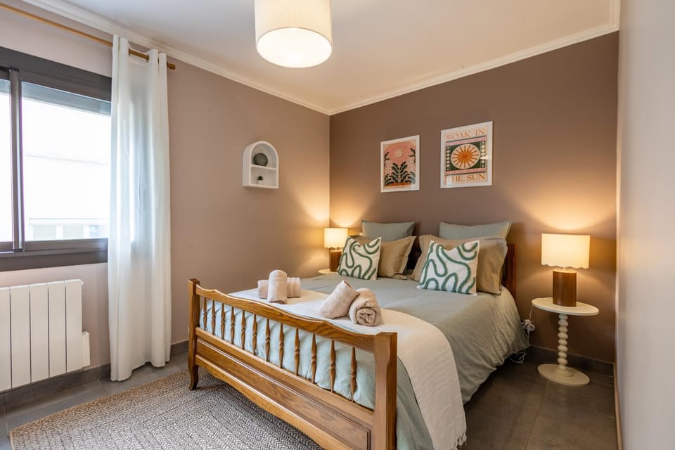 Bed, Photo of the whole room, Bedroom, heating, towels, wardrobe