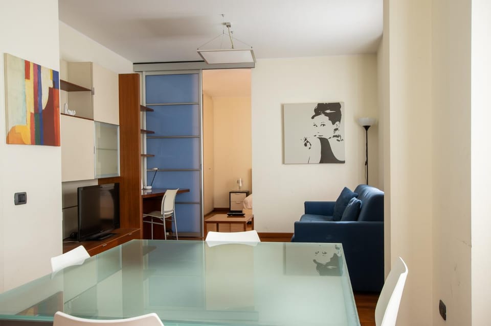 TV and multimedia, Living room, Seating area, Dining area