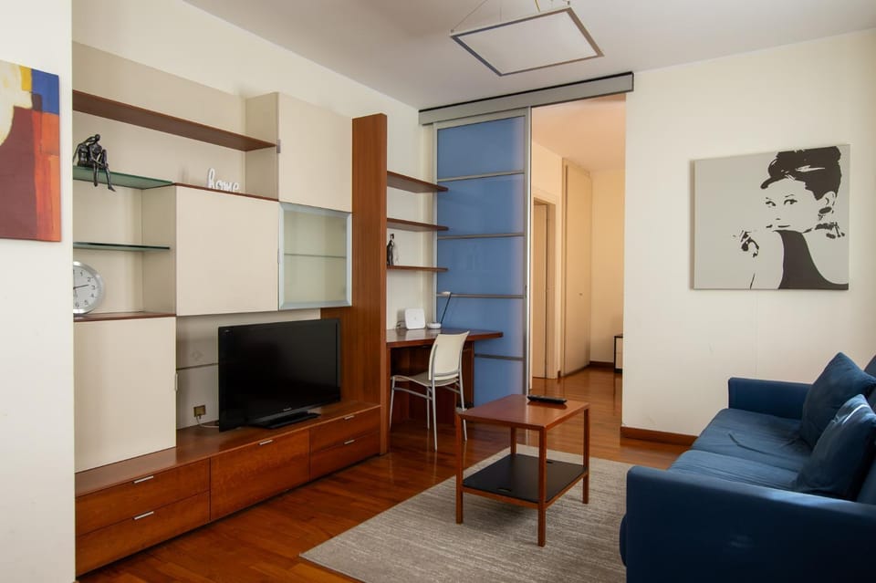 TV and multimedia, Kitchen or kitchenette, Living room, Seating area