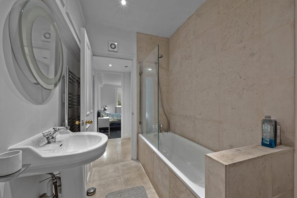 Chelsea 1-bed Flat with Patio Apartment in City of Westminster
