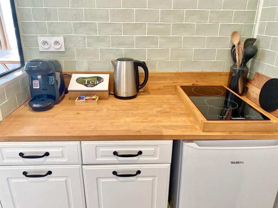 Coffee/tea facilities, Kitchen or kitchenette, stove