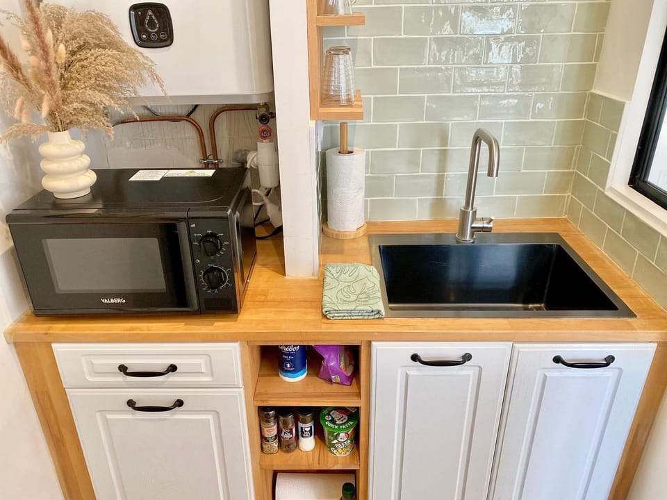 Kitchen or kitchenette, microwave, oven, kitchen