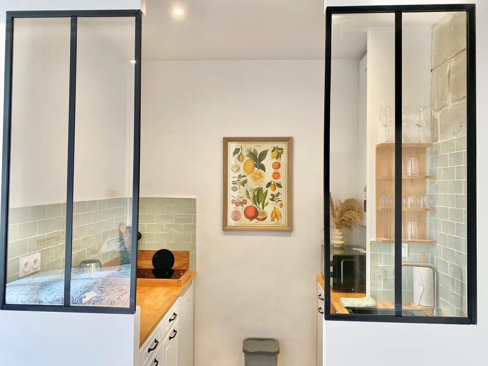 Coffee/tea facilities, Kitchen or kitchenette, Decorative detail, stove