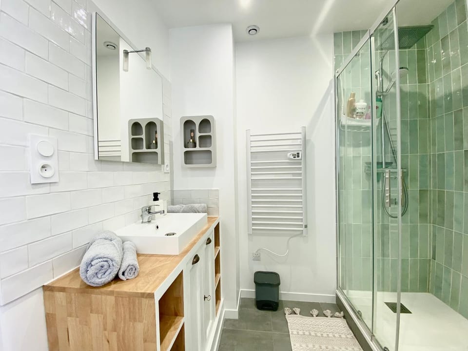 Shower, Bathroom, heating, towels