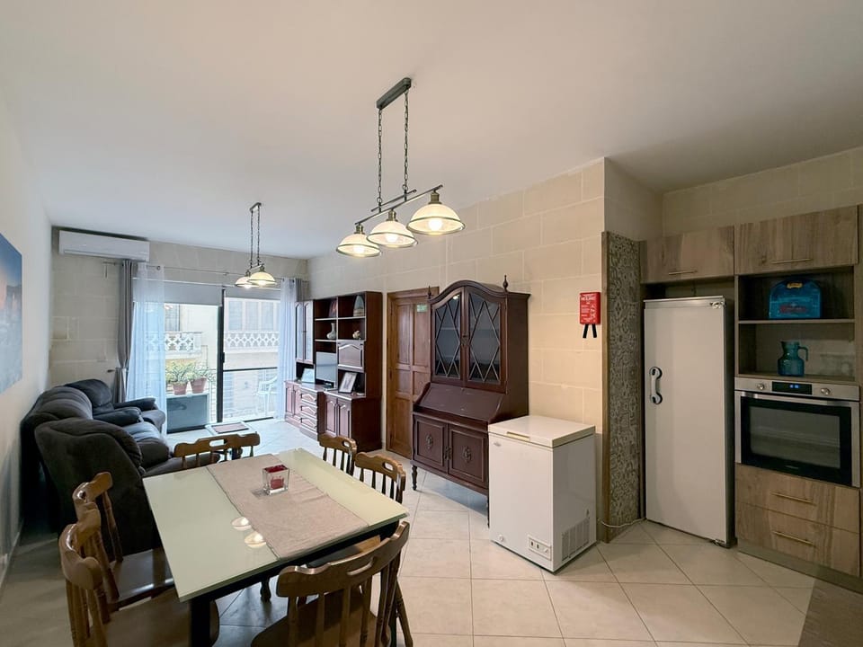 TV and multimedia, Kitchen or kitchenette, Living room, Seating area, Dining area, oven