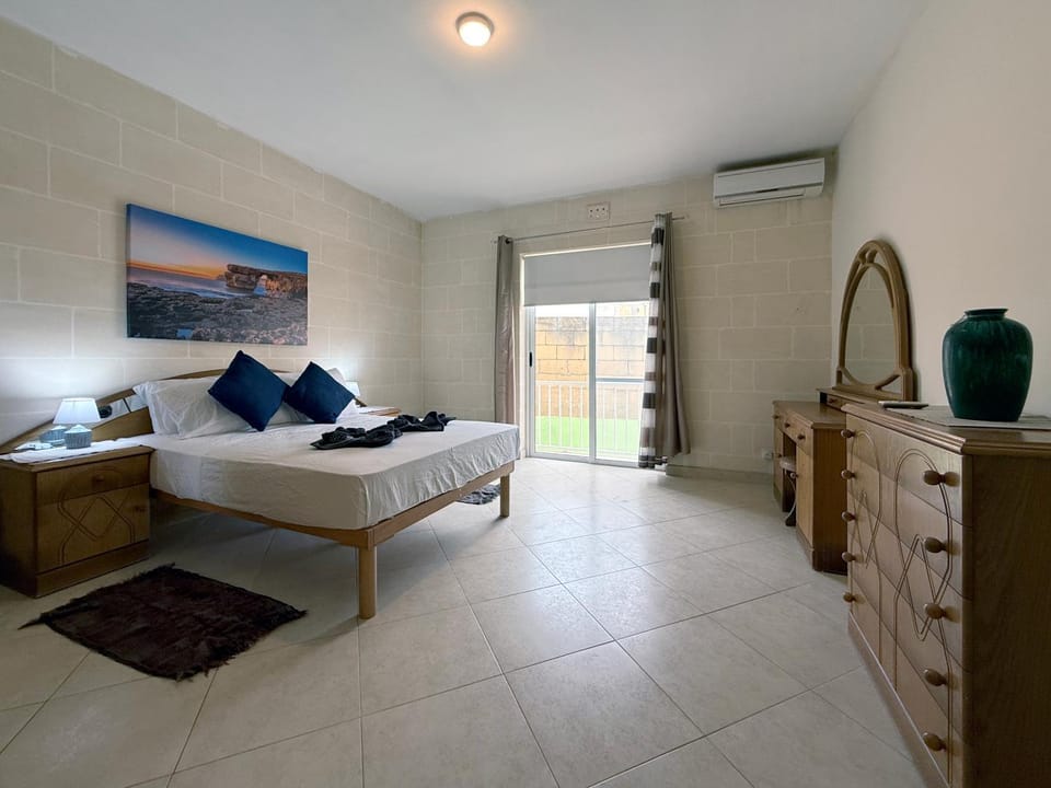 Bed, Photo of the whole room, Bedroom, air conditioner