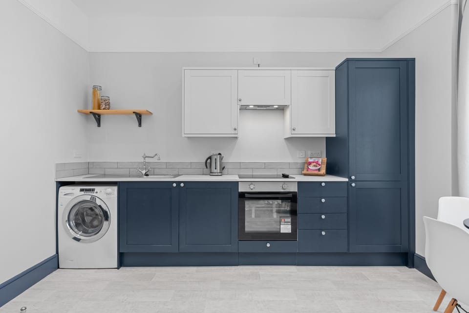 Kitchen or kitchenette, stove, washing machine