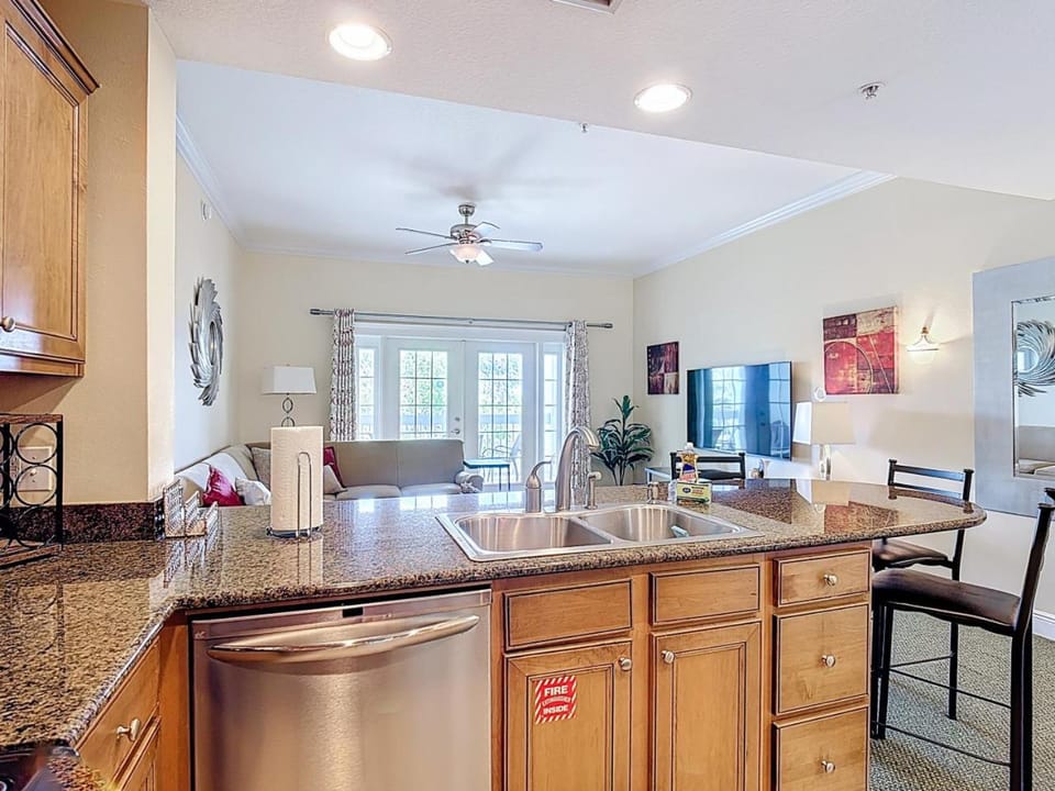 Kitchen or kitchenette, minibar