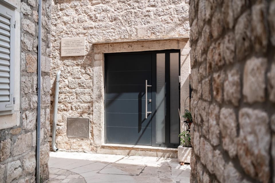 Facade/entrance, Neighbourhood