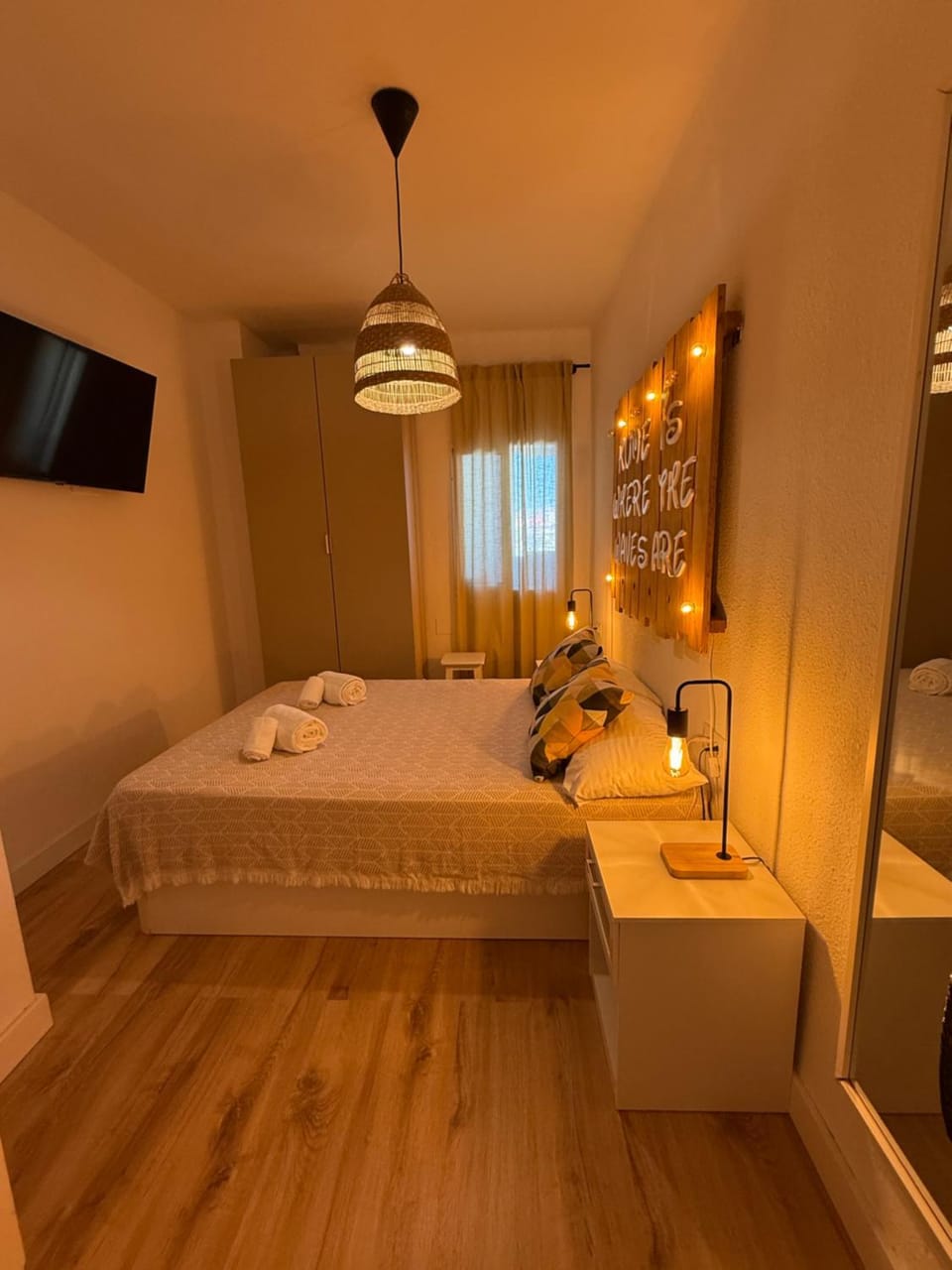 Bed, TV and multimedia, Photo of the whole room, Bedroom