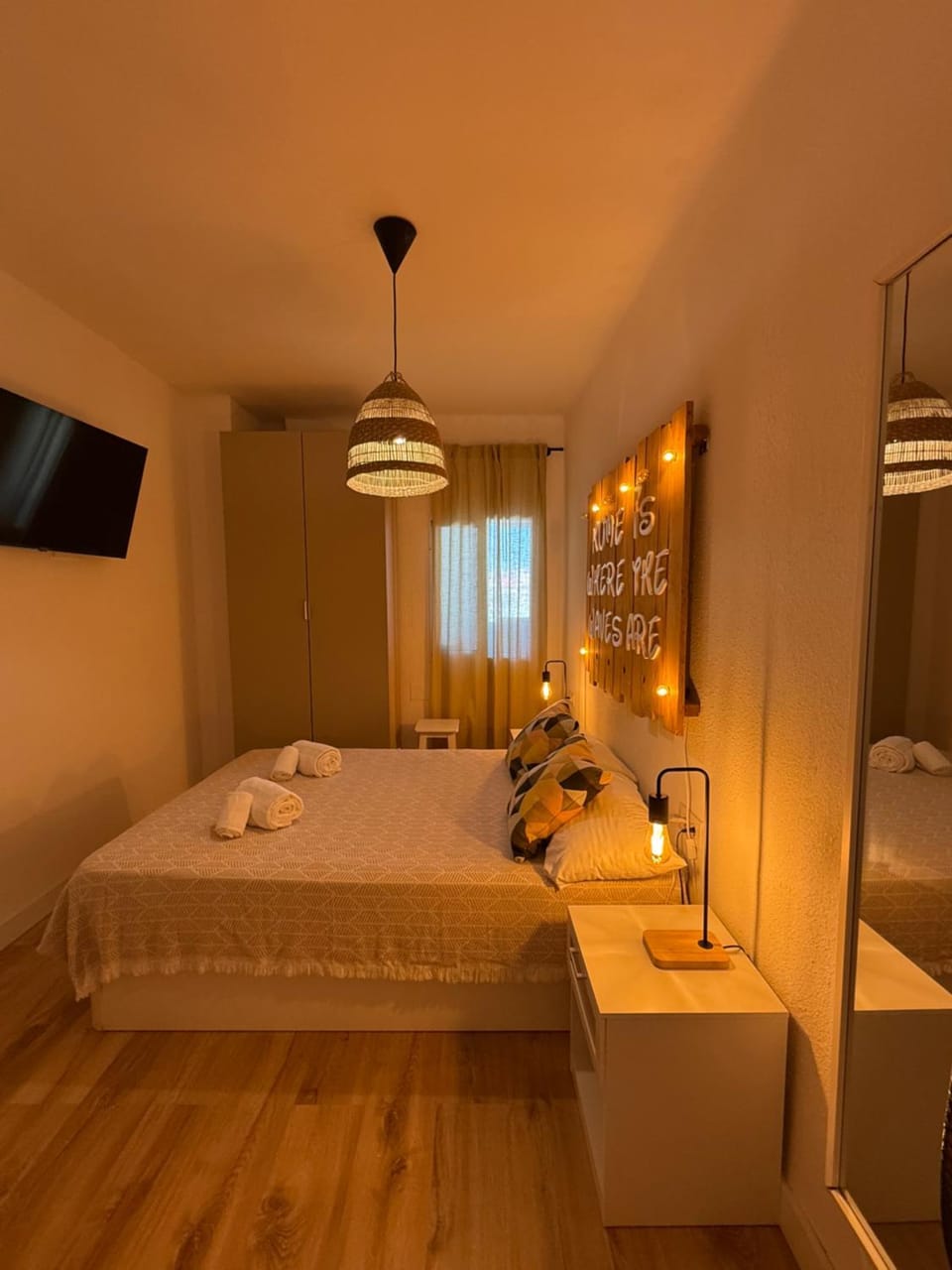 Bed, TV and multimedia, Photo of the whole room, Bedroom
